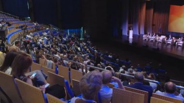 Seyirci hocayı dinler.