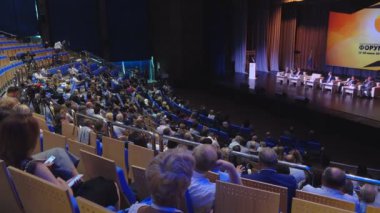 Seyirci hocayı dinler.