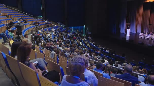 Audience listens to the lecturer — Stock Video