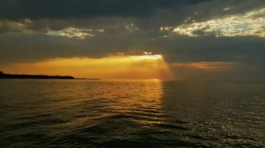 Denizin üzerinde gün batımı