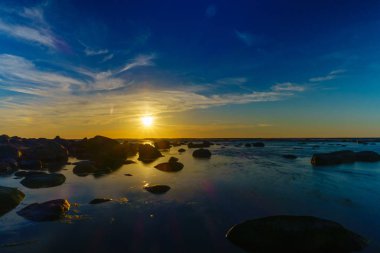 Günbatımı denize taş ön planda