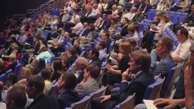 Seyirci hocayı dinler.