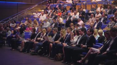 Seyirci hocayı dinler.