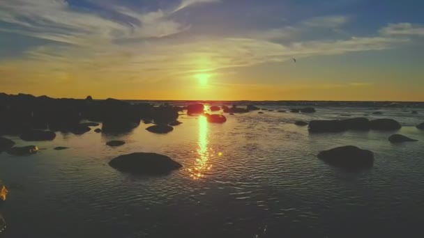 Zonsondergang boven de zee — Stockvideo