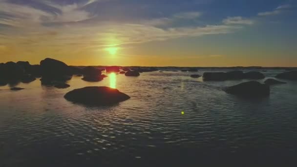Puesta de sol sobre el mar — Vídeo de stock