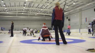 Ekip üyeleri IX uluslararası Medexpert Curling Kupası sırasında curling oynamak