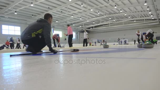 Teammitglieder spielen beim internationalen Medexpert-Curling-Cup im Curling — Stockvideo