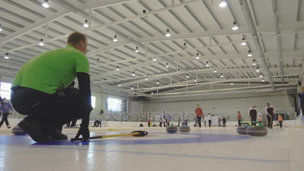 Teammedlemmar spela i curling under Ix internationell Medexpert Curling Cup — Stockvideo