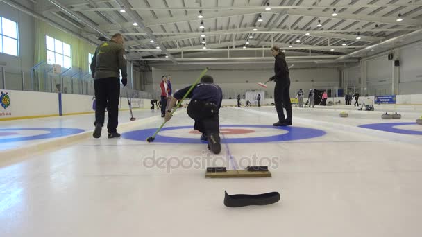 Teammedlemmar spela i curling under Ix internationell Medexpert Curling Cup — Stockvideo