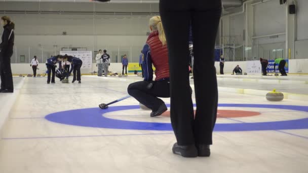 Leden van het team spelen in curling tijdens de Ix internationale Medexpert Curling Cup — Stockvideo