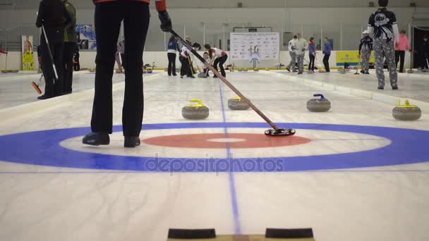 Teammedlemmar spela i curling under Ix internationell Medexpert Curling Cup — Stockvideo