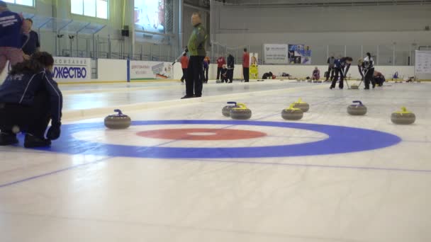 Leden van het team spelen in curling tijdens de Ix internationale Medexpert Curling Cup — Stockvideo