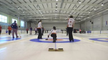 Ekip üyeleri IX uluslararası Medexpert Curling Kupası sırasında curling oynamak