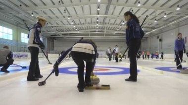 Ekip üyeleri IX uluslararası Medexpert Curling Kupası sırasında curling oynamak