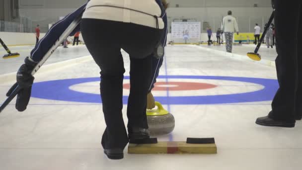 Leden van het team spelen in curling tijdens de Ix internationale Medexpert Curling Cup — Stockvideo