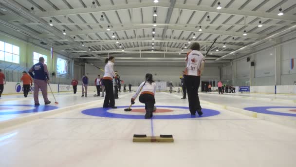 Membros da equipe jogam em curling durante IX Medexpert internacional Curling Cup — Vídeo de Stock