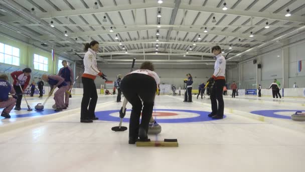 Los miembros del equipo juegan en curling durante la IX Copa Internacional de Curling Medexpert — Vídeos de Stock