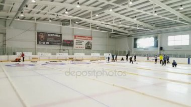 Ekip üyeleri IX uluslararası Medexpert Curling Kupası sırasında curling oynamak