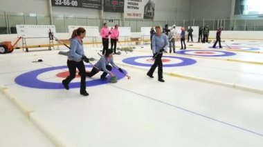 Ekip üyeleri IX uluslararası Medexpert Curling Kupası sırasında curling oynamak