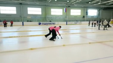 Ekip üyeleri IX uluslararası Medexpert Curling Kupası sırasında curling oynamak