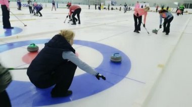 Ekip üyeleri IX uluslararası Medexpert Curling Kupası sırasında curling oynamak