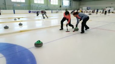 Ekip üyeleri IX uluslararası Medexpert Curling Kupası sırasında curling oynamak