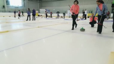 Ekip üyeleri IX uluslararası Medexpert Curling Kupası sırasında curling oynamak