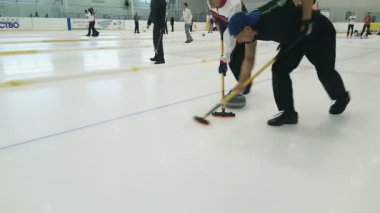 Ekip üyeleri IX uluslararası Medexpert Curling Kupası sırasında curling oynamak