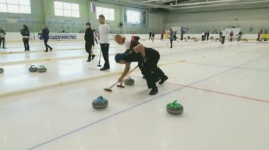 Ekip üyeleri IX uluslararası Medexpert Curling Kupası sırasında curling oynamak