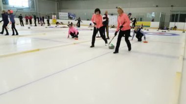 Ekip üyeleri IX uluslararası Medexpert Curling Kupası sırasında curling oynamak