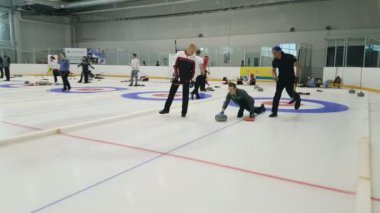 Ekip üyeleri IX uluslararası Medexpert Curling Kupası sırasında curling oynamak