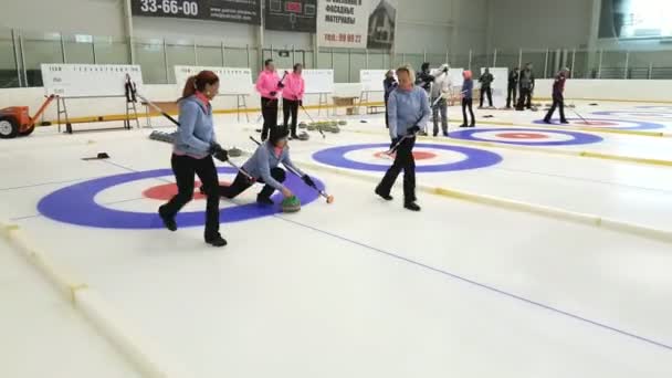 I membri del team giocano nel curling durante la IX Medexpert Curling Cup internazionale — Video Stock