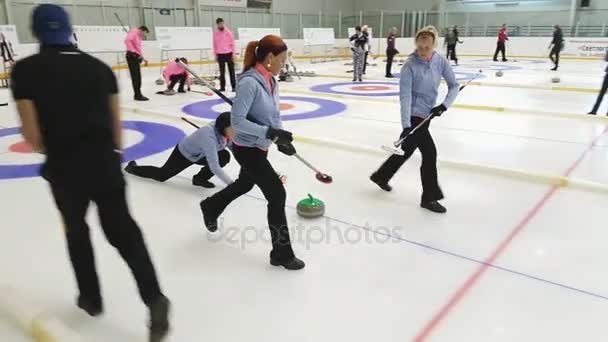 Leden van het team spelen in curling tijdens de Ix internationale Medexpert Curling Cup — Stockvideo