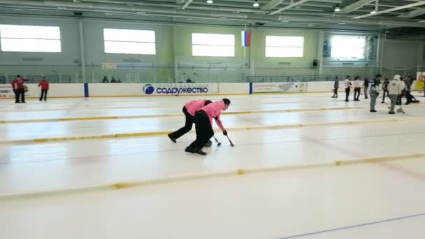 Teammitglieder spielen beim internationalen Medexpert-Curling-Cup im Curling — Stockvideo