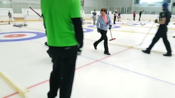 Los miembros del equipo juegan en curling durante la IX Copa Internacional de Curling Medexpert — Vídeos de Stock