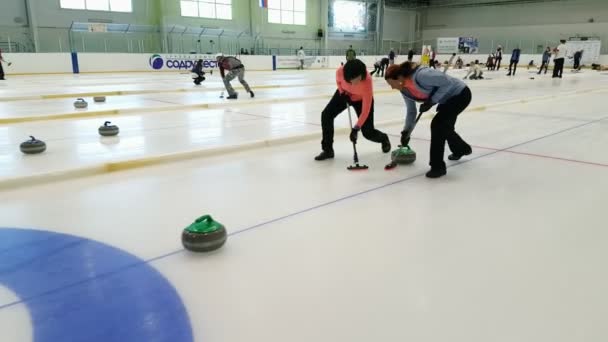 Teammedlemmar spela i curling under Ix internationell Medexpert Curling Cup — Stockvideo