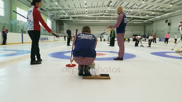 Los miembros del equipo juegan en curling durante la IX Copa Internacional de Curling Medexpert — Vídeos de Stock