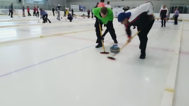Teammedlemmar spela i curling under Ix internationell Medexpert Curling Cup — Stockvideo