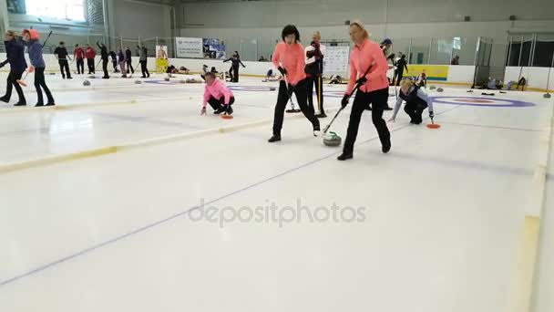 สมาชิกในทีมเล่นในการดัดผมระหว่าง 9 นานาชาติ Medexpert Curling Cup — วีดีโอสต็อก