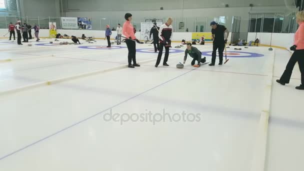 Los miembros del equipo juegan en curling durante la IX Copa Internacional de Curling Medexpert — Vídeos de Stock