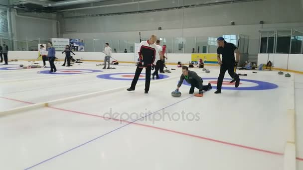 Leden van het team spelen in curling tijdens de Ix internationale Medexpert Curling Cup — Stockvideo