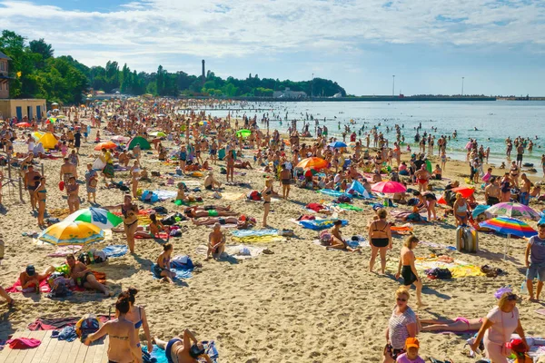 Personer koppla av och sola vid Östersjöns strand på solig sommardag — Stockfoto