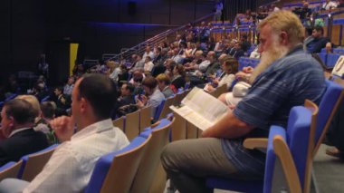 Seyirci hocayı dinler.