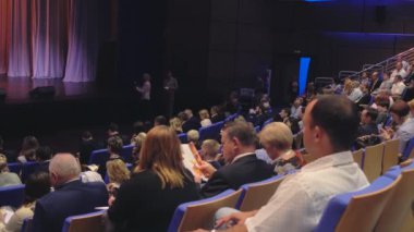 Seyirci hocayı dinler.