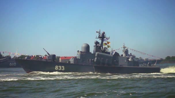 Стрельба на военном корабле во время парада в честь Дня ВМФ России — стоковое видео