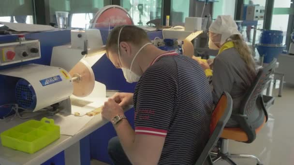 Joven maestro artesanía ámbar para la fabricación de joyas — Vídeos de Stock