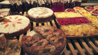 Fırında taze hamur işleri satılıyor.