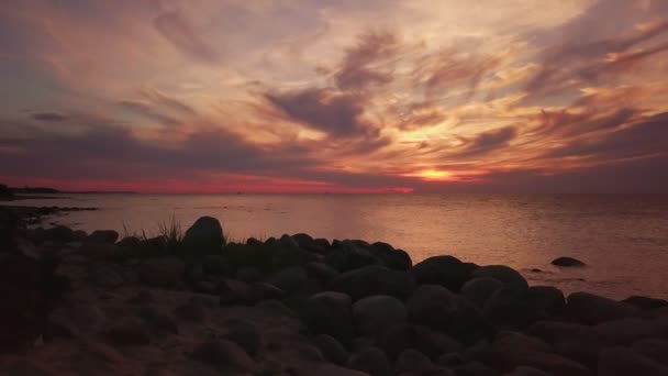 Puesta de sol sobre el mar — Vídeo de stock