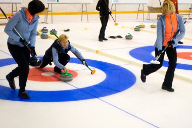 Ekip üyeleri IX uluslararası Medexpert Curling Kupası sırasında curling oynamak
