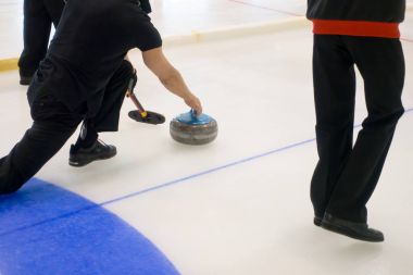 Ekip üyeleri IX uluslararası Medexpert Curling Kupası sırasında curling oynamak